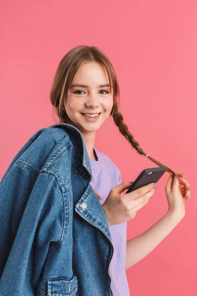Jovem bela menina sorridente com duas tranças na camisa lilás t — Fotografia de Stock