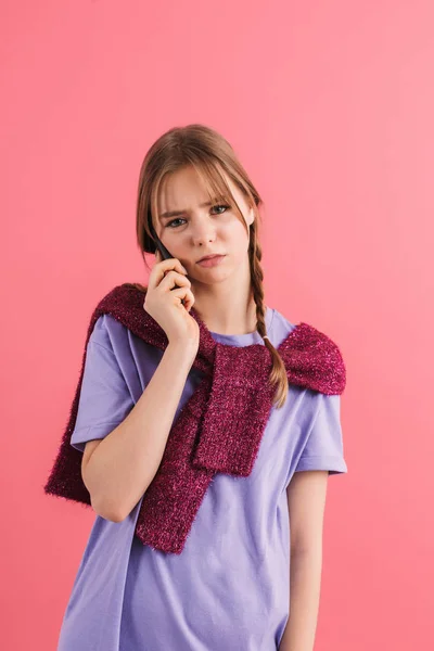 Joven chica molesta con dos trenzas en camiseta lila y suéter en —  Fotos de Stock