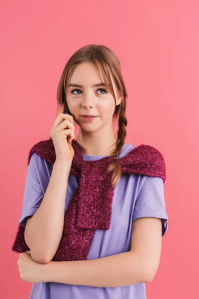 Joven chica hermosa con dos trenzas en camiseta lila y sudor —  Fotos de Stock