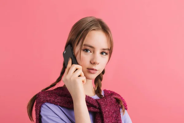 Retrato de niña bonita con dos trenzas en camiseta lila a —  Fotos de Stock