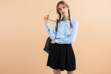 Mavi gömlekli ve etekli iki örgülü güzel kız.