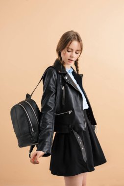 Deri ceketli ve etekli iki örgülü güzel kız.