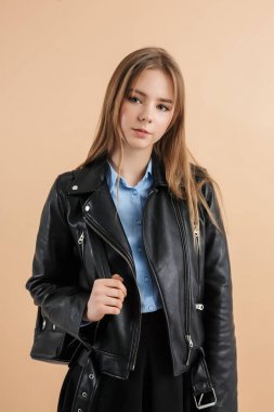 Siyah deri ceketli ve etekli güzel bir bayan.