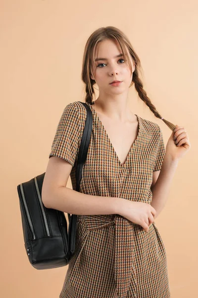 Yünlü tulumlu iki örgülü güzel kız ve Blac.