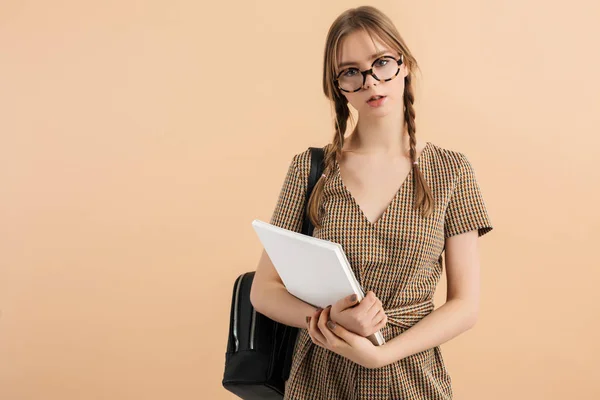 Menina bonita nova com duas tranças em tweed macacão e óculos — Fotografia de Stock