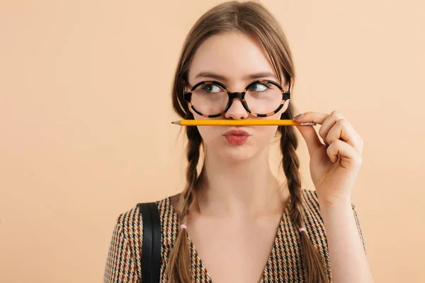 Retrato de menina bonita jovem com duas tranças em óculos modernos — Fotografia de Stock