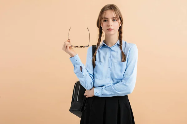 Jovem senhora bonita com duas tranças em camisa azul e saia com b — Fotografia de Stock