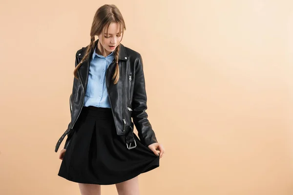 Jovem linda menina sonhadora com duas tranças em jaqueta de couro e — Fotografia de Stock