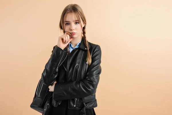 Jovem sonhadora com duas tranças em jaqueta de couro com b preto — Fotografia de Stock