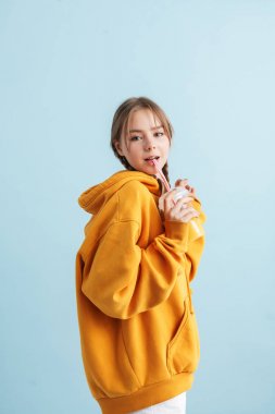 Turuncu kapüşonlu iki örgülü güzel kız plaka tutuyor.