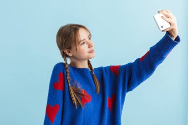 Donanma renginde iki örgülü güzel bir kız.