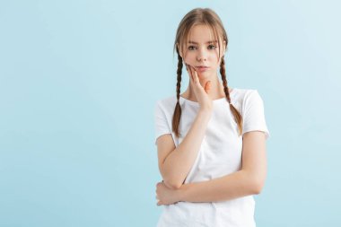 Beyaz tişörtlü, el ele tutuşan iki örgülü güzel kız. 