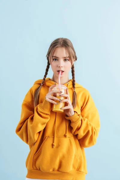 Giovane bella ragazza con due trecce in felpa con cappuccio in plastica c — Foto Stock