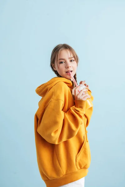 Jong mooi meisje met twee vlechten in oranje hoodie holding plast — Stockfoto