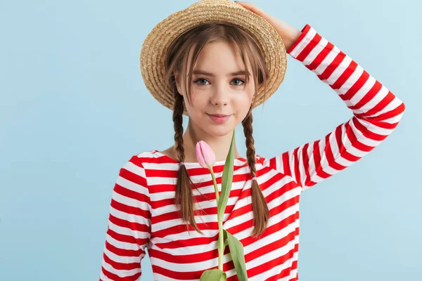 Joven bonita dama sonriente con dos trenzas en sombrero de paja y s rojo —  Fotos de Stock