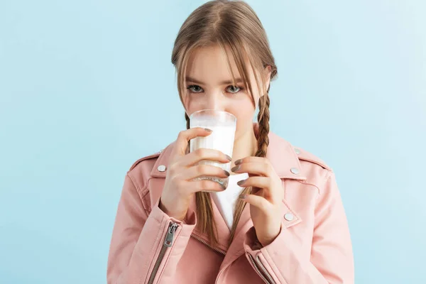 Jong mooi meisje met twee vlechten in roze lederen jas en — Stockfoto