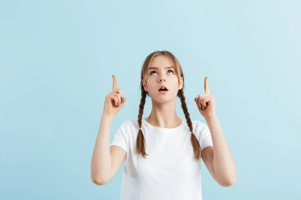 Menina atraente nova com duas tranças em branco t-shirt thoughtfu — Fotografia de Stock