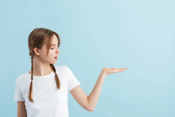 Junges hübsches Mädchen mit zwei Zöpfen im weißen T-Shirt verträumt aussehen — Stockfoto