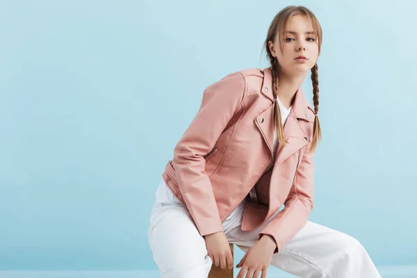 Joven chica atractiva con dos trenzas en chaqueta de cuero rosa y —  Fotos de Stock