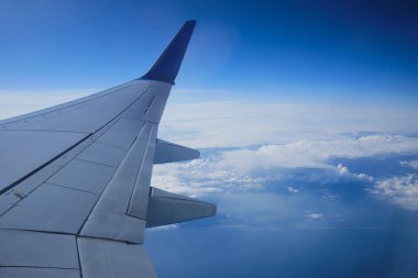 Uçak penceresi görünümü. Ticari uçak porthole gökyüzü görünümü