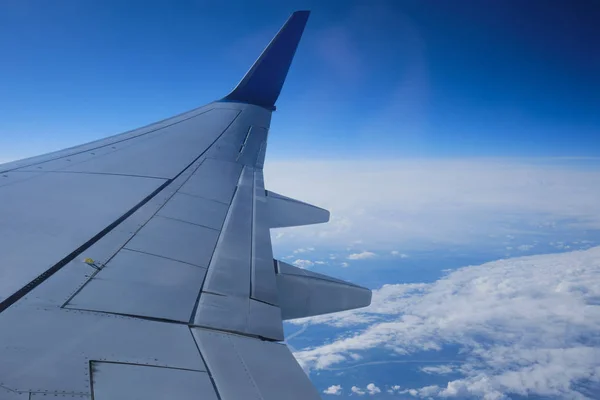 Aerial view of the Earth. Airplane porthole wing view above clou — Stock Photo, Image