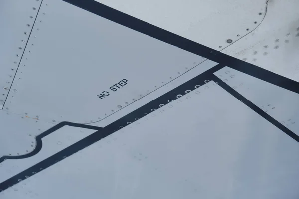 No step sign on the commercial airplane wing — Stock Photo, Image