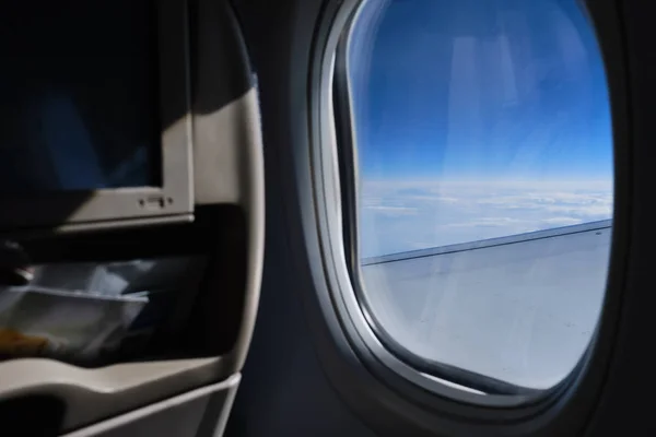 Vista al cielo del ojo de buey. Vista comercial de la ventana del avión desde Passenge — Foto de Stock