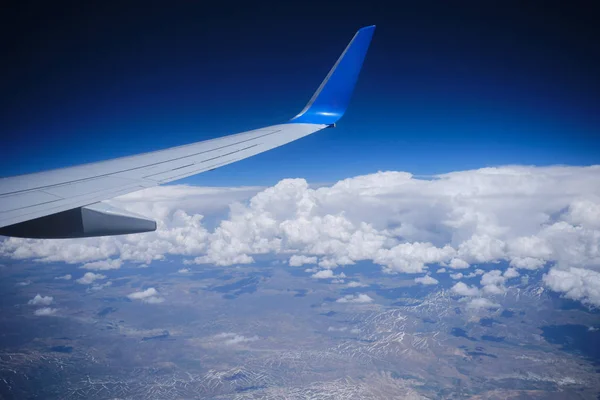 Horizonte plano vista aérea borde de la atmósfera. Avión ala cielo vie — Foto de Stock