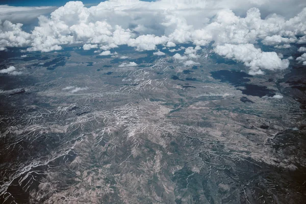 Montañas aéreas bajo nubes vista de mapa. Avión vista media eas — Foto de Stock