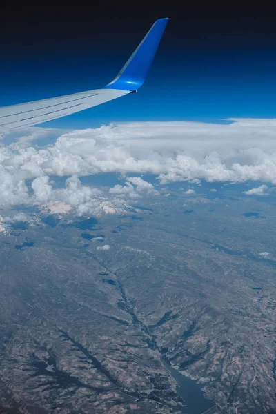 Vista al lago de montaña desde el avión. Oriente Medio paisaje aéreo v —  Fotos de Stock