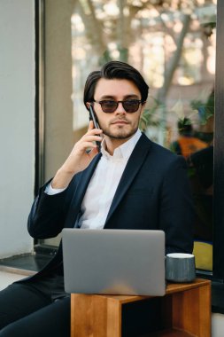 Beyaz gömlekli genç yakışıklı ciddi sakallı esmer adam, sınıf