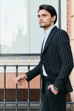 Beyaz gömlek ve klasik s genç yakışıklı sakallı esmer adam