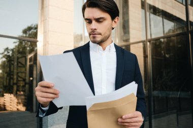 Beyaz gömlek ve klasik j genç yakışıklı sakallı esmer adam