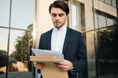 Beyaz gömlek ve klasik genç çekici sakallı esmer adam