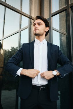 Beyaz gömlek ve c genç yakışıklı ciddi sakallı esmer adam