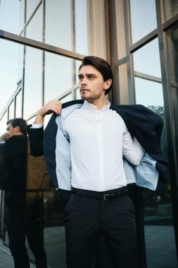 Sınıf giyen beyaz gömlekli genç yakışıklı sakallı esmer adam