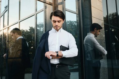 Beyaz gömlek ve klasik ja genç ciddi sakallı esmer adam