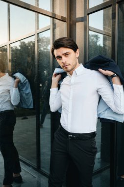 Beyaz gömlek wea genç çekici ciddi sakallı esmer adam