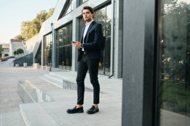 Beyaz gömlek ve klasik genç güzel sakallı esmer adam 