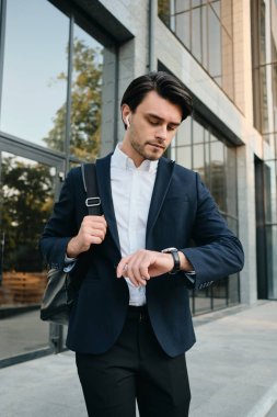 Beyaz gömlek ve klasik genç çekici sakallı esmer adam