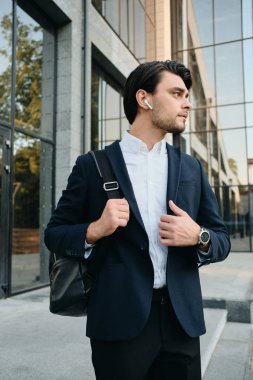 Beyaz gömlek ve klasik genç çekici sakallı esmer adam