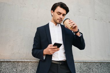 Beyaz gömlek ve klasik s genç yakışıklı sakallı esmer adam