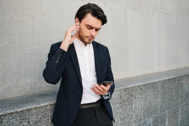 Beyaz gömlek li genç çekici ciddi sakallı esmer adam ve