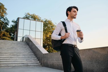 Kablosuz beyaz gömlek genç gülümseyen sakallı esmer adam 