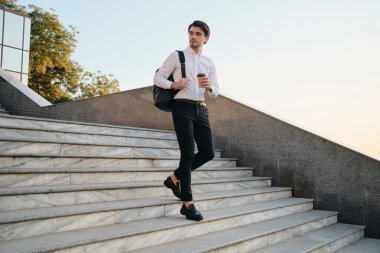 Wirele ile beyaz gömlek genç çekici sakallı esmer adam