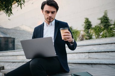 Beyaz gömlek ve klasik genç güzel sakallı esmer adam 