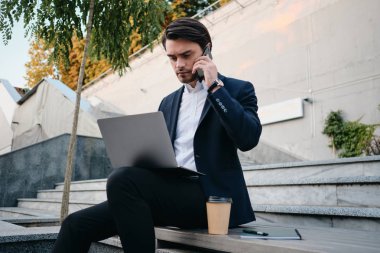 Beyaz gömlek ve klasik s genç yakışıklı sakallı esmer adam