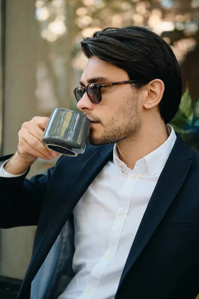Giovane attraente uomo bruna barbuto in camicia bianca, classico jac — Foto Stock