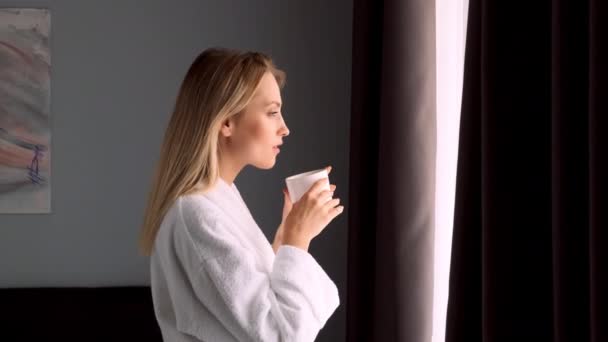 Средний Снимок Красивой Женщины Халате Чашкой Кофе Счастливо Смотрящей Камеру — стоковое видео