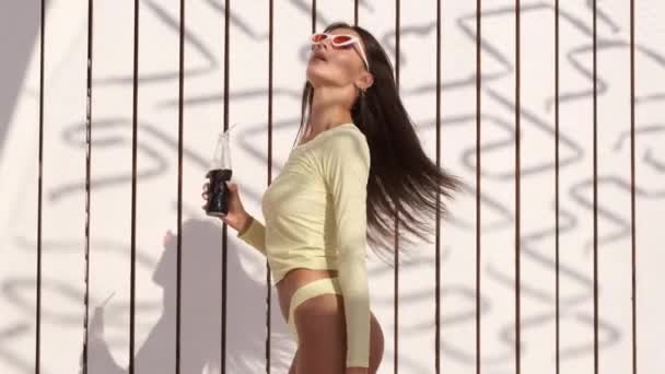 Sıcak Mayo Içme Soda Uzun Saçlı Neşeli Flört Esmer Kız — Stok video